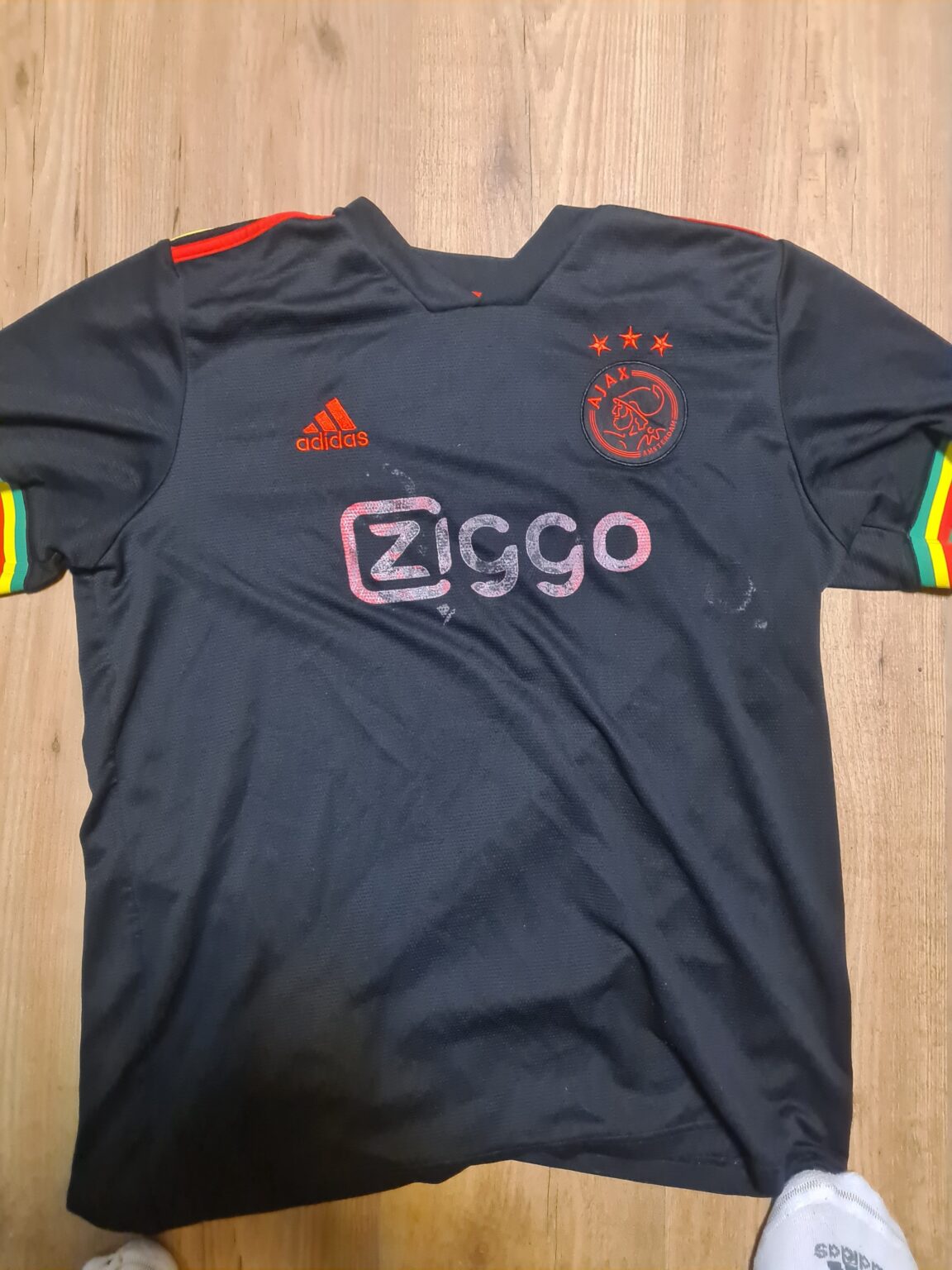 Help needed, Ziggo logo stuck on my Ajax shirts after washing