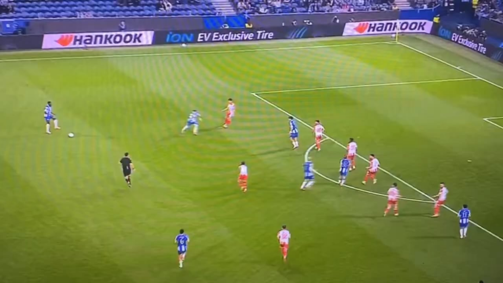 Samu ri-se do falhanço do Zaidu, mas depois lembra-se que é colega de equipa dele e começa a bater palmas
