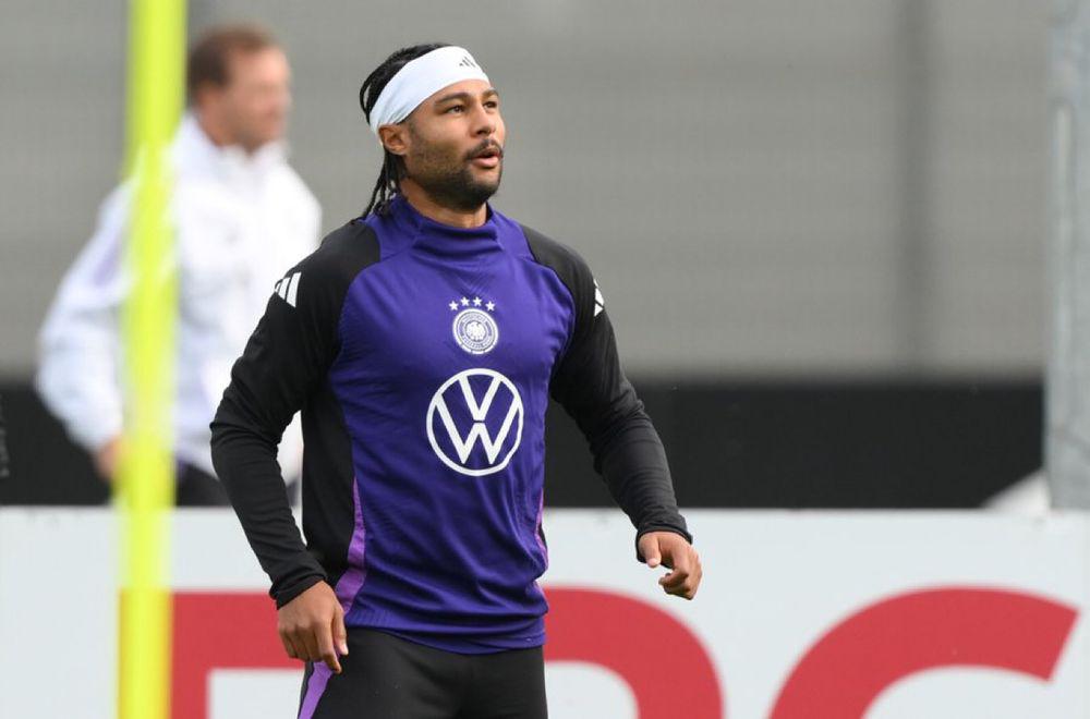 Bayern can well imagine extending Serge Gnabry's contract in principle. Max Eberl is a big fan of the German international. Gnabry is also open to staying at Bayern. He currently earns up to €18m gross per year including bonuses. For a contract extension to happen, there has to be a pay cut.