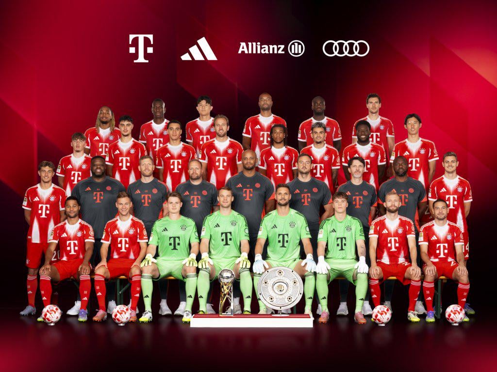 Bayern's 2025/26 official team photo