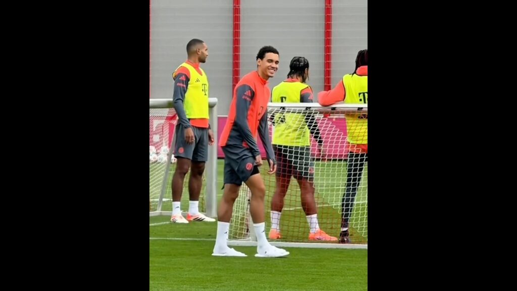 Jamal Musiala walking normally and talking to his temmates at Bayern's training session