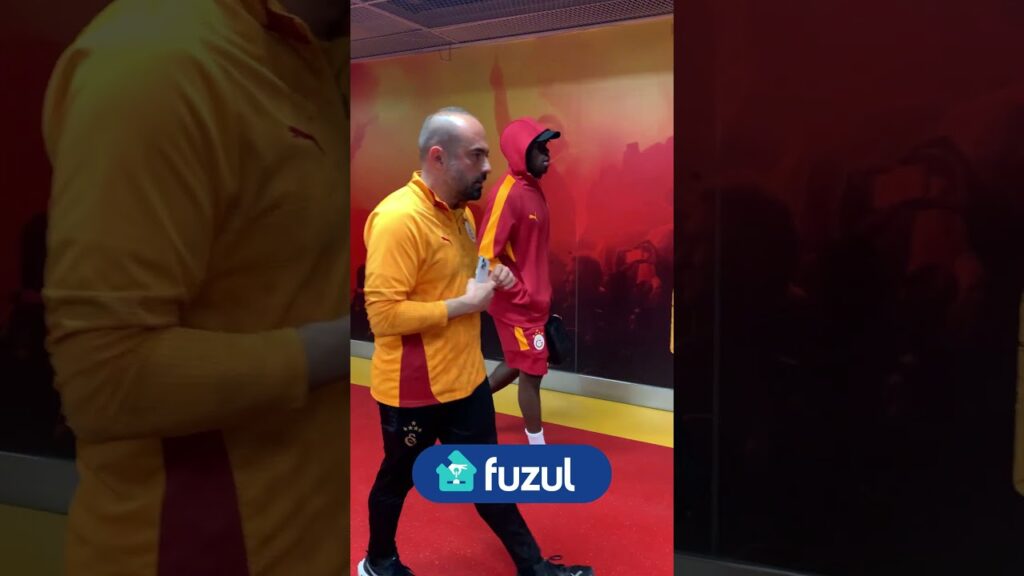 Sakatlanan Singo ile ilk golünü atan İlkay Gündoğan'ın stattan çıkış görüntüleri.