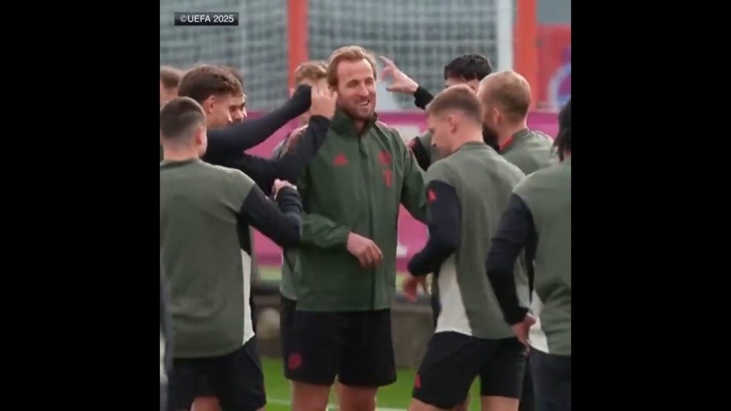 Ear flicks for Harry Kane in Bayern training 😂