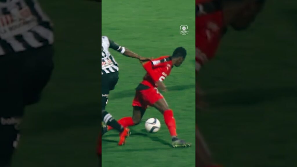 🔙 Il y a 10 ans... Les premiers pas d'Ousmane Dembele en @Ligue1 #MadeInRoazhon 🔴⚫ #ligue1 #dembele