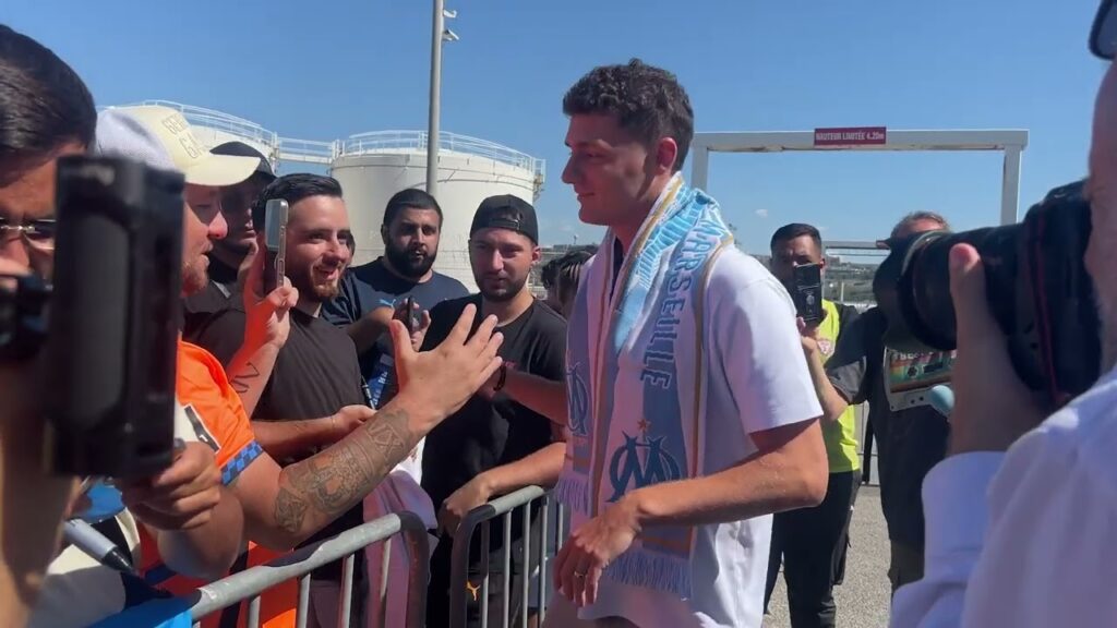 Benjamin Pavard accueilli par les supporters de l'OM à son arrivée à Marseille