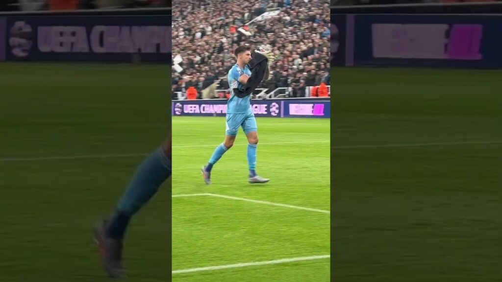 Newcastle v benfica. St james park. Champions league. Nufc. 21.10.25. Nick pope comes out