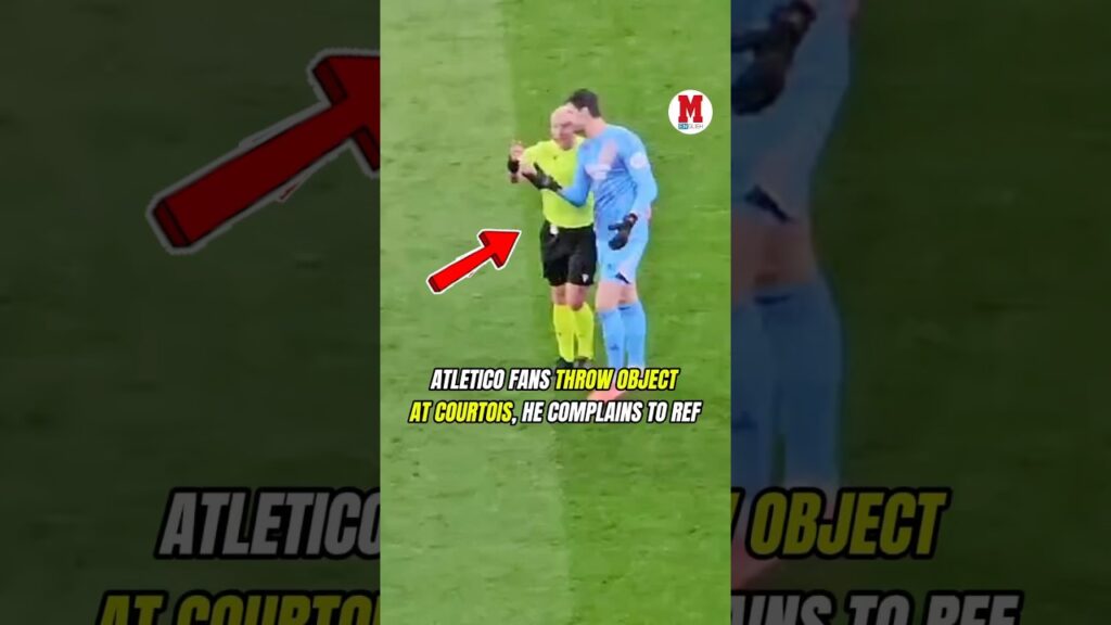 🚨 Thibaut Courtois complains to the ref after bringing him an object thrown by Atlético Madrid fans