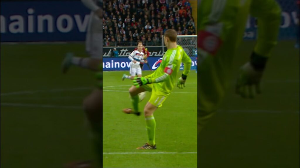 Manuel Neuer doing Manuel Neuer things 🐐🤝