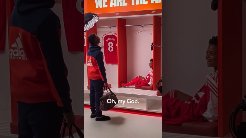 Bukayo Saka surprises young Arsenal fan 🤩 (via Arsenal/IG)