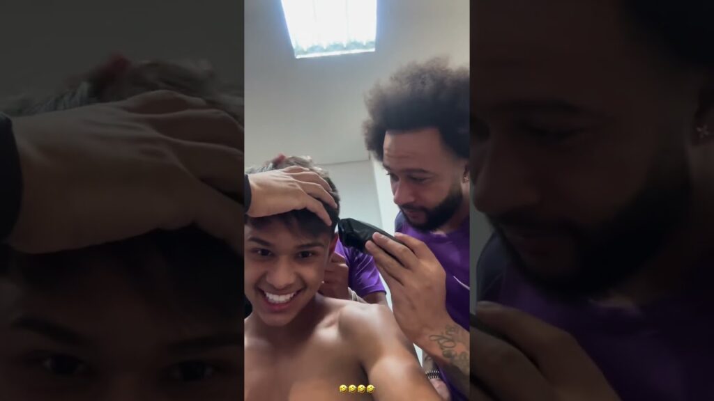 MEMPHIS DEPAY RASPANDO CABELO DE JOIA DA BASE