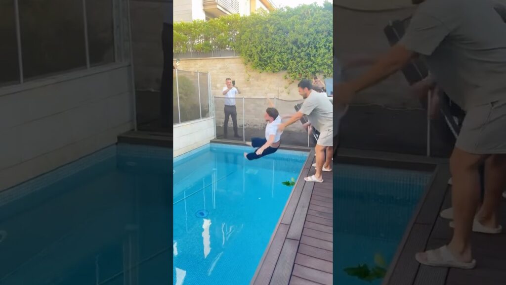 Galatasaraylı futbolcular, Dries Mertens'i havuza attı. 😅 #galatasaray #driesmertens #ciromertens