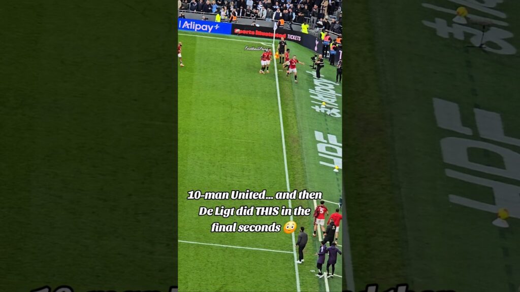 10-man United… and then De Ligt did THIS in the final seconds 😳 #football