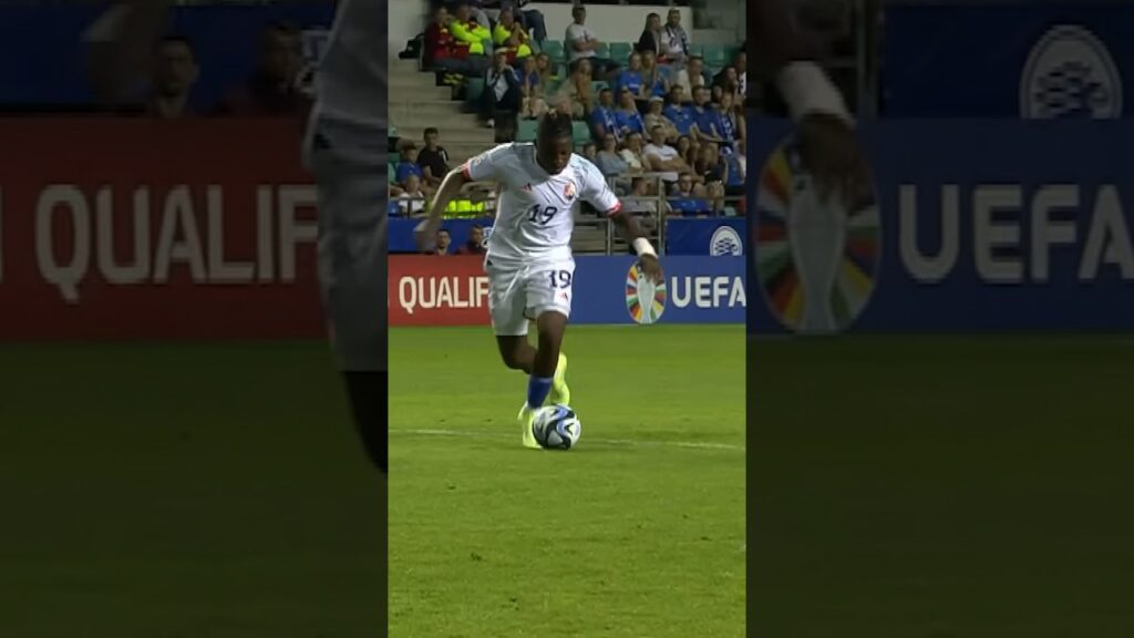 Batsman so fast, blink and you miss it 🦹🏿💨 #batshuayi #RedDevils