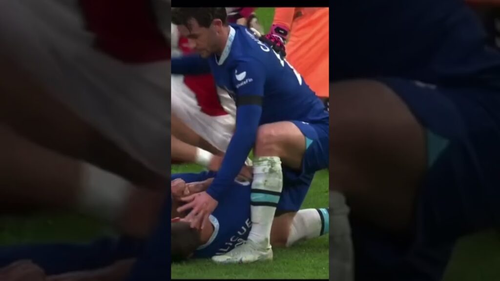 Terrible patada en el rostro a Azpilicueta