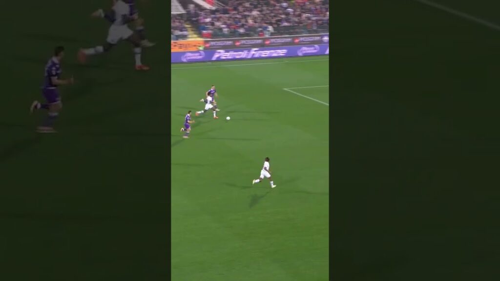 Rafa Leao surfing through defenders