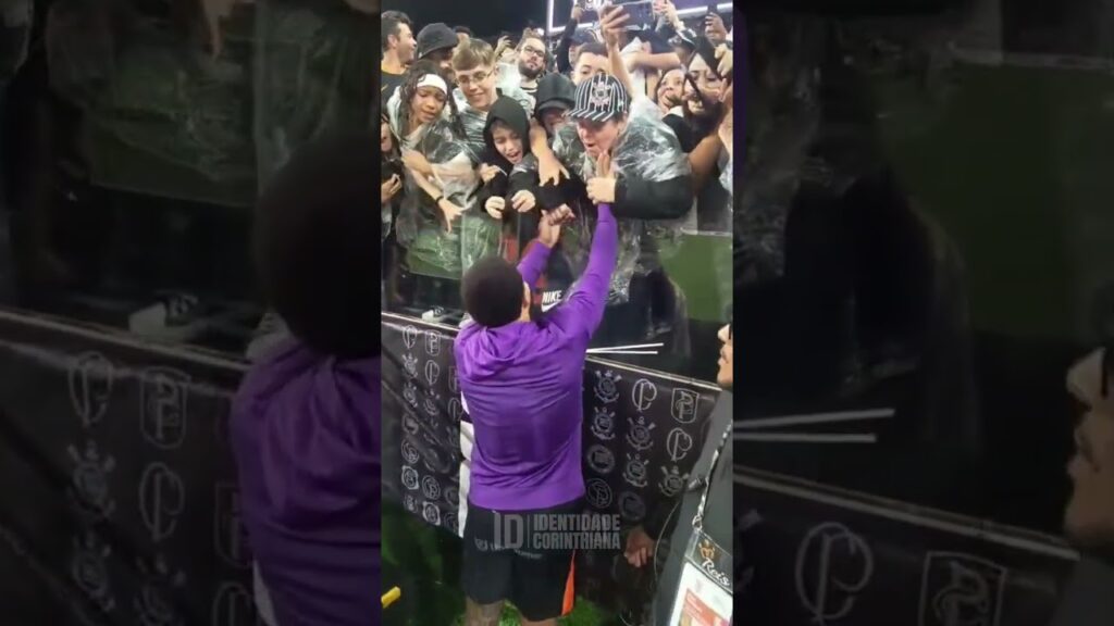 FOI PARA FIEL! MEMPHIS DEPAY PRESENTEIA TORCEDORA DO CORINTHIANS AO FINAL DO JOGO
