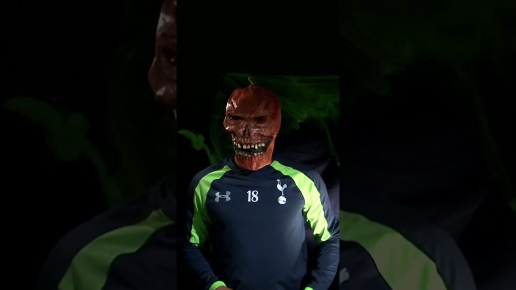 Kyle Walker makes Jermain Defoe jump out of his skin 👻