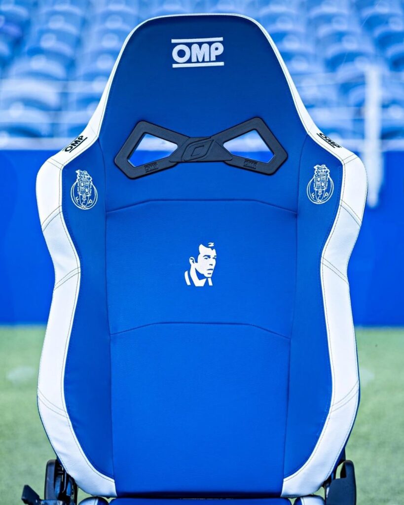 O lugar de Jorge Costa no banco de suplentes do Porto foi eternizado 💙