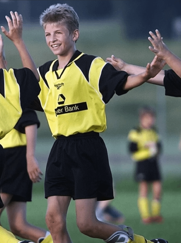 Always felt it - Thomas Müller looking good wearing the correct colors