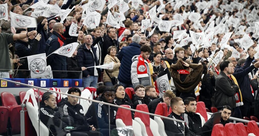 Ajax heeft niet alleen een nieuwe trainer, maar ook een nieuw bestuursmodel nodig: ‘Er zit een weeffout in de structuur die het hele merk Ajax raakt’