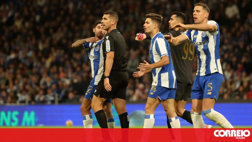 Notícia Correio (de Merda) da manhã: "FC Porto arrisca ser desclassificado por coação a árbitro"