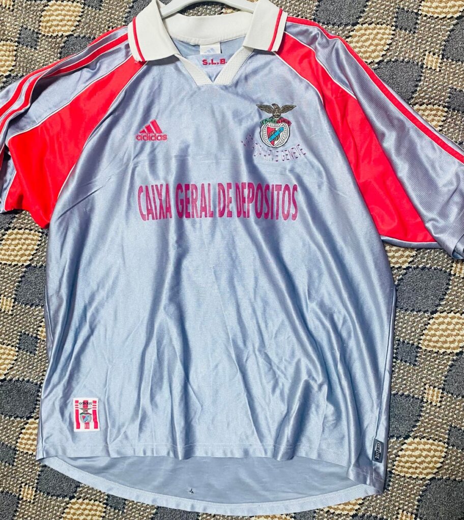 Antes de mais nada, esta é uma tradução por IA ^^. Enfim, eu tenho esta camisa do Benfica da era de 1999–2001. Este patrocinador é legítimo? (CAIXA GERAL DE DEPÓSITOS) Porque quase todas as camisas na internet vêm com TELECEL ou NETC.”