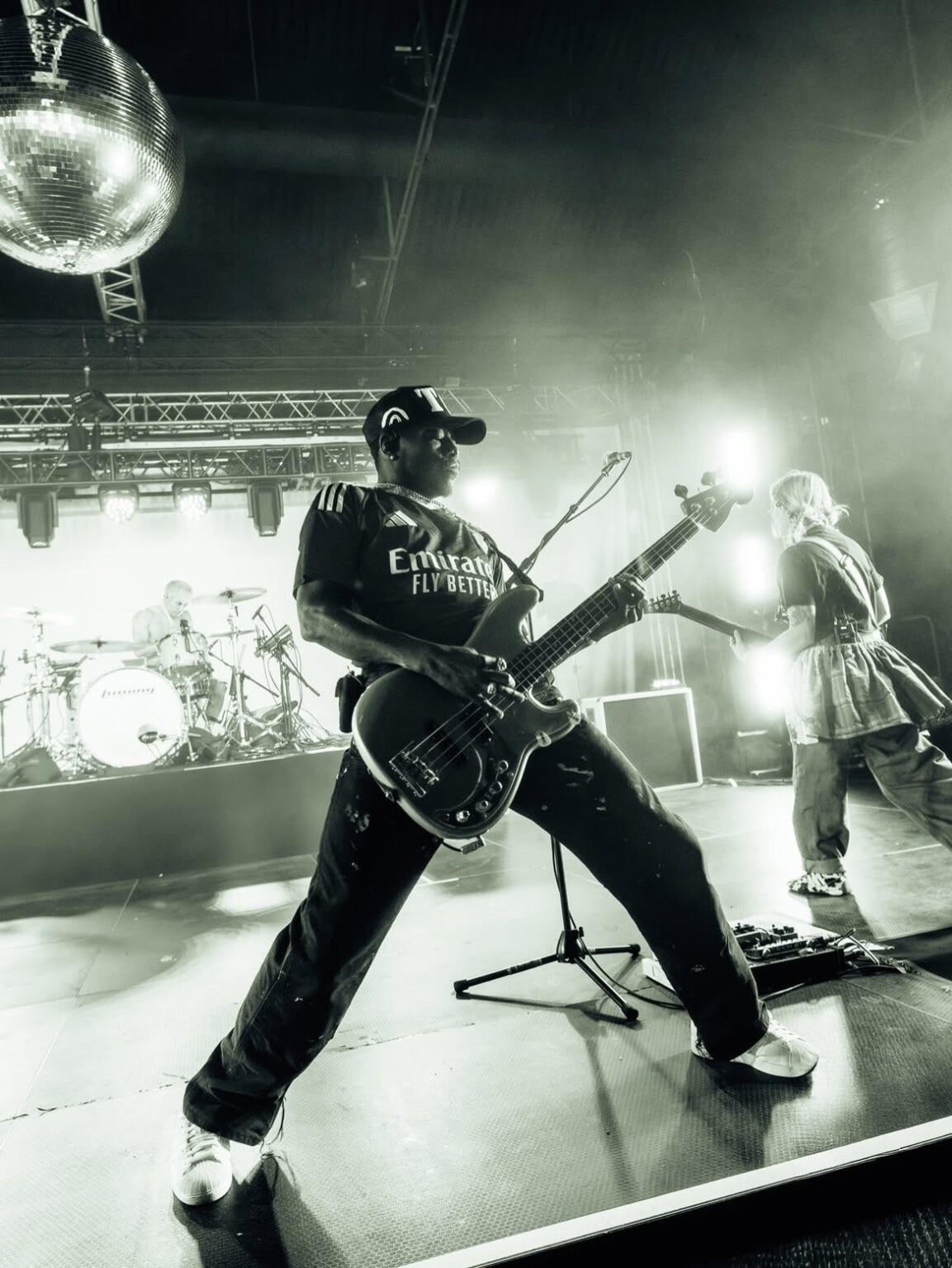 O baixista dos Turnstile com uma camisola do Glorioso!