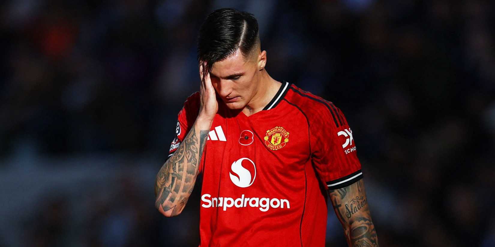 Manchester United's Benjamin Sesko with his hand to his face.