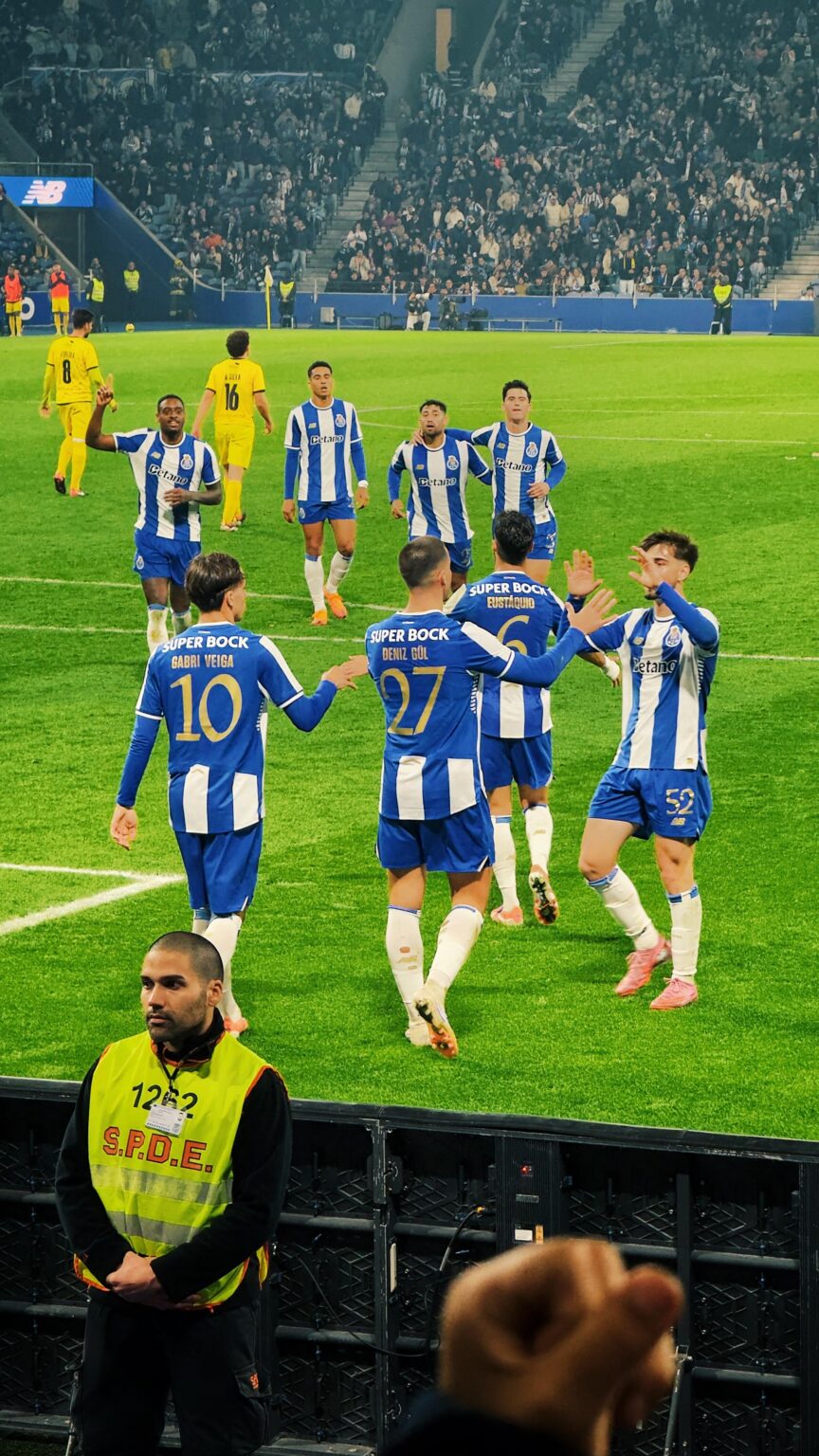 Celebrations after Deniz Gül’s goal vs SU Sintrense.