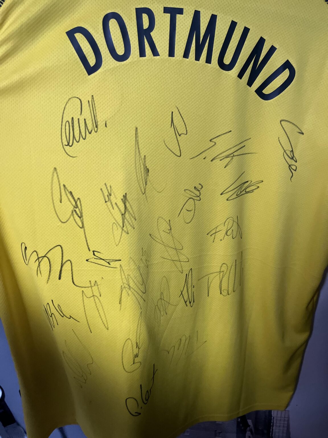 signed jersey - cant identify the signing need help