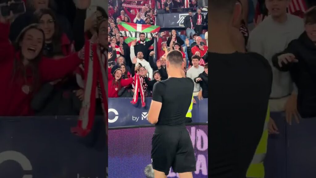 "Unai Simón regala su camiseta a un aficionado 😍⚽👕"