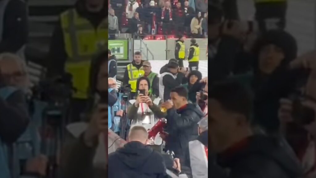 Christian Günter trinkt nach seinem Rekordspiel für Freiburg Bier 🍺😍 #bundesliga #football #fans