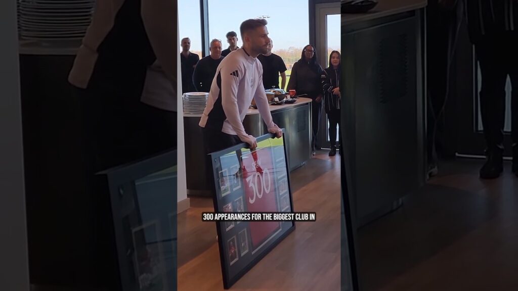 Man United Players & Staff congratulates Luke Shaw for his 300 appearances 💪