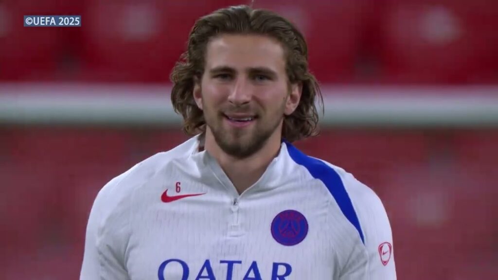 Luis Enrique dirige la séance d'entraînement du PSG à San Mamés en préparation de leur match