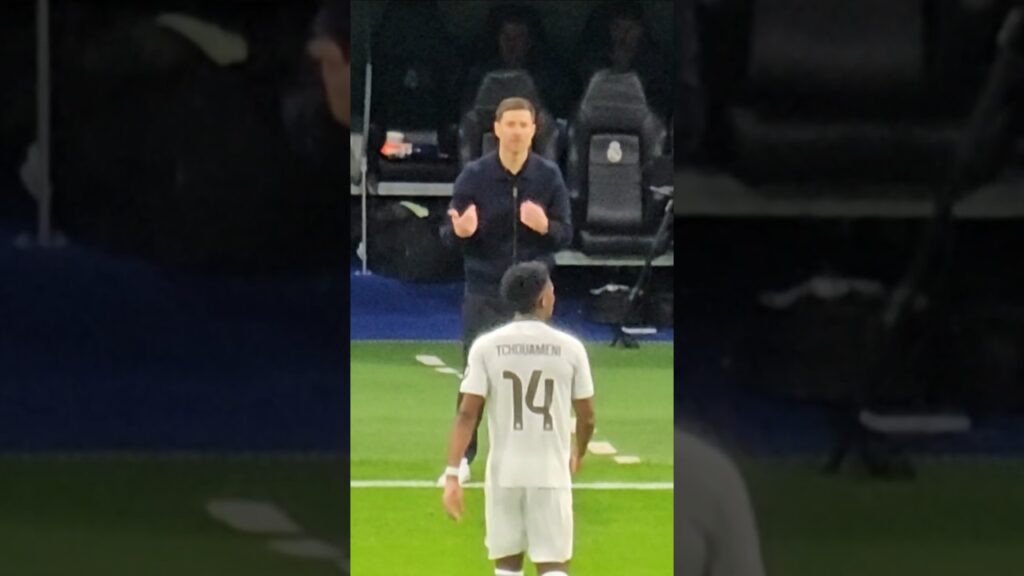 XABI ALONSO LLAMANDO A TCHOUAMENI EN EL ESTADIO BERNABÉU REAL MADRID MANCHESTER CITY