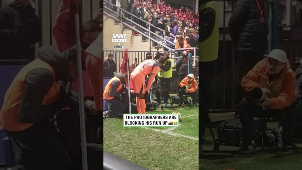 Rashford had to help the photographer move his bags 😂  #rashford  #barcelona (🎥: IG/guzmaann_14)