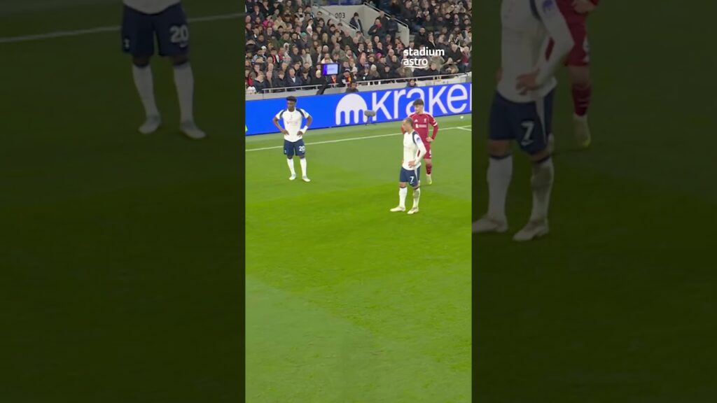 Spurs are down to 10 men after Xavi Simons sees red! Spurs are down to 10 men after Xavi Simons sees red!