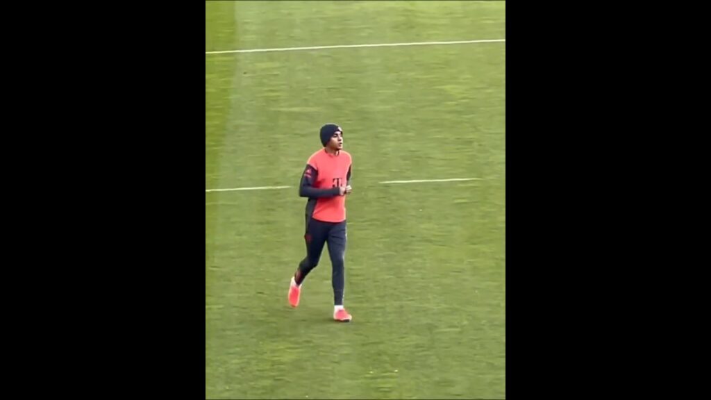 Jamal Musiala running on the pitch for the 2nd day in a row | Bayern individual training sessions