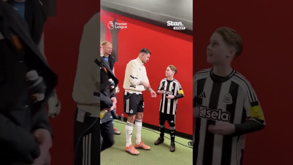 Bruno Guimaraes learns the important technique behind six seven from a young Newcastle mascot 6️⃣7️⃣