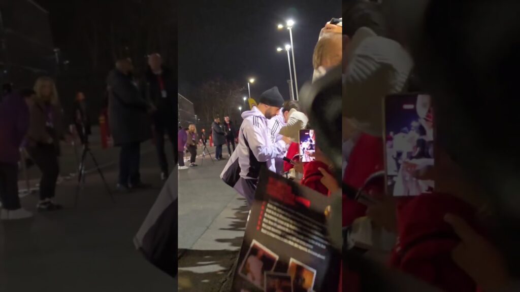 Bruno Fernandes & Maguire arriving at Old Trafford to support the players vs Wolves 👏