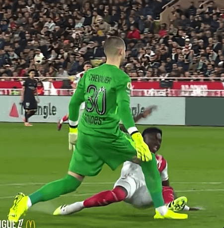 How was this absolute assassination attempt not a red card?