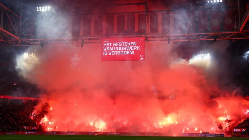 Door vuurwerk gestaakt duel Ajax-FC Groningen wordt dinsdag 14.30 uur zonder fans uitgespeeld