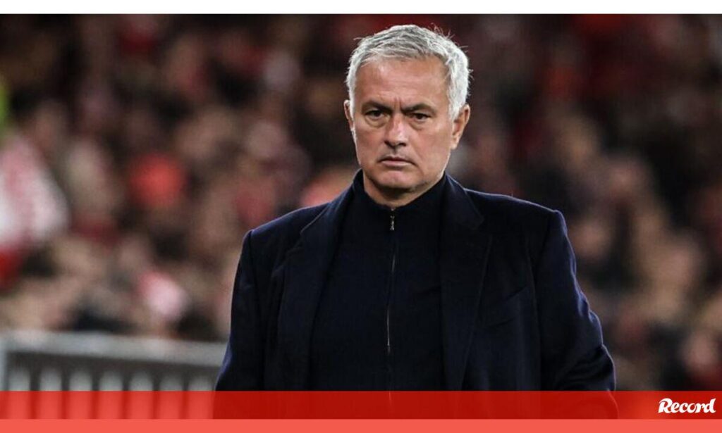 Nesta quadra natalícia, Mourinho ainda não tem a sua árvore de Natal. Falta o pinheiro.