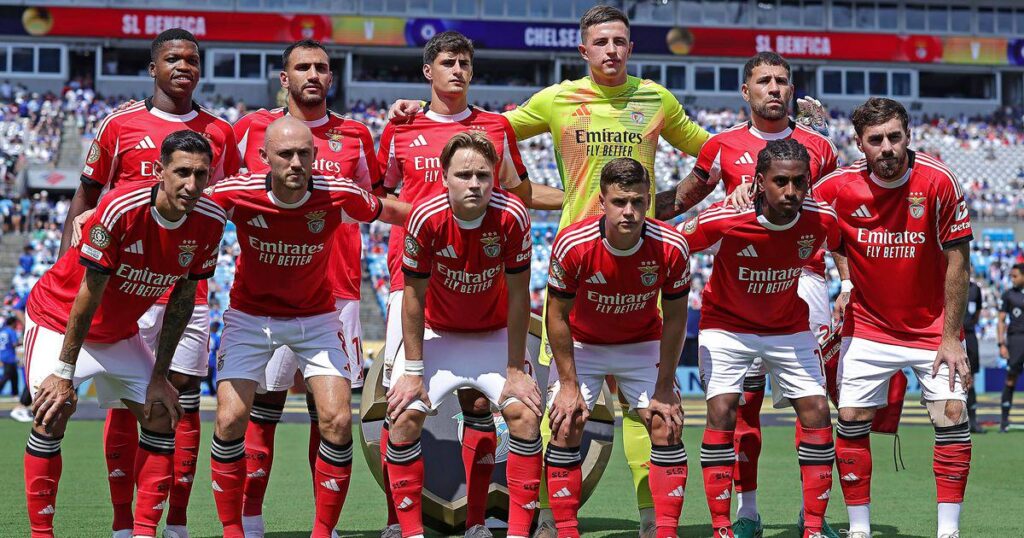 Sai mais uma taça...(de cartão). Viva o noçe ruie