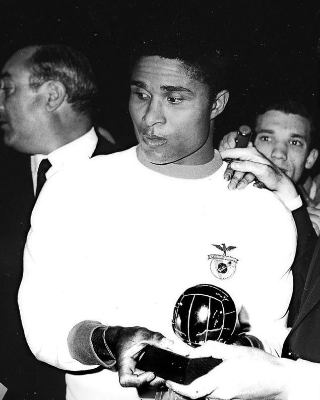 Há 60 anos, Eusébio da Silva Ferreira tornou-se no primeiro português de sempre a vencer a Bola de Ouro, e o único enquanto jogador de uma equipa portuguesa