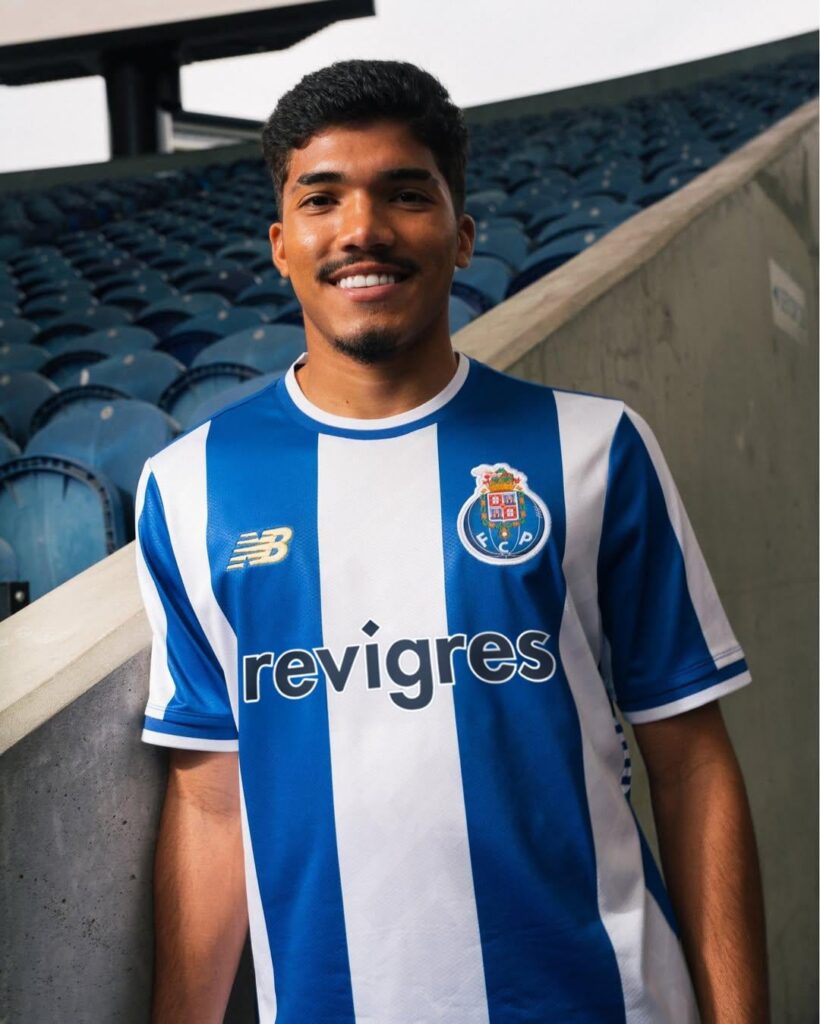 Hot take: O Porto devia arranjar uns jogos para jogar com uma camisola com a Revigrés, como faziam na Champions.