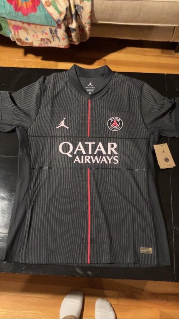 Selling this player issue psg 25/26 third kit. Selling for $150 including shipping,