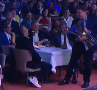 Pedrinho, Dono do Cruzeiro SAF, pegando a taça do Brasileirão da mesa do Flamengo e o BAP se cagando de rir