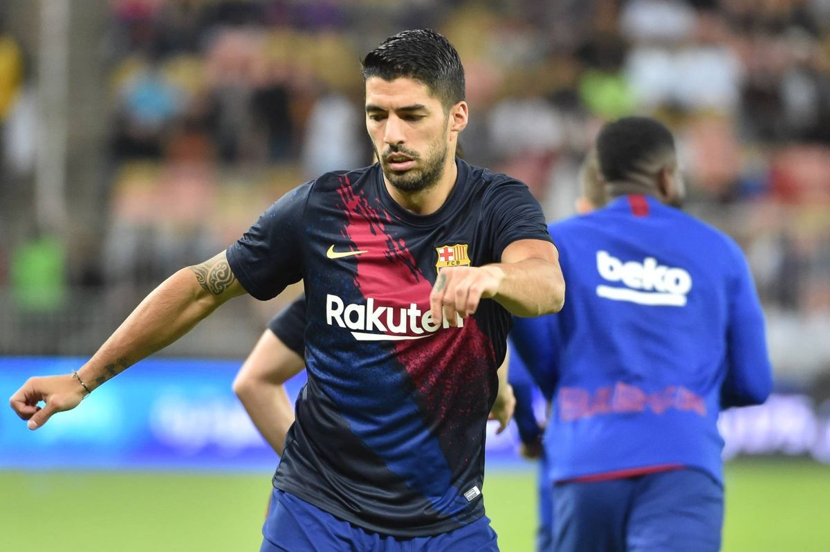 Luis Suarez warming up for Barcelona