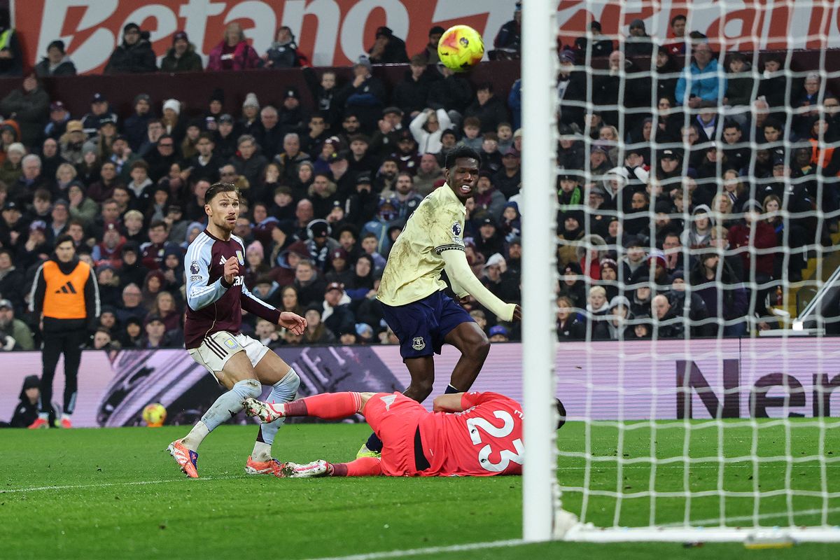 Everton's French striker #11 Thierno Barry (top C) scores the team's first goal during the English Premier League football match between Aston Villa and Everton at Villa Park in Birmingham, central England on January 18, 2026. (Photo by Darren Staples/AFP via Getty Images) / RESTRICTED TO EDITORIAL USE. No use with unauthorized audio, video, data, fixture lists, club/league logos or 'live' services. Online in-match use limited to 120 images. An additional 40 images may be used in extra time. No video emulation. Social media in-match use limited to 120 images. An additional 40 images may be used in extra time. No use in betting publications, games or single club/league/player publications.